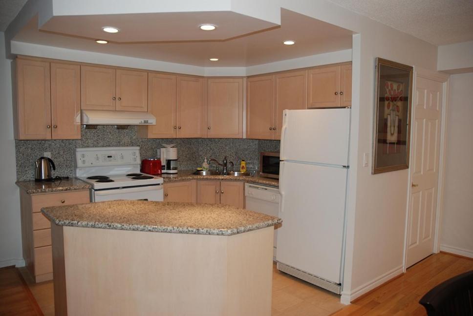 Toronto Luxury Accommodations - Qwest Екстериор снимка